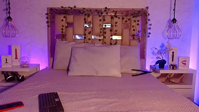 GigiVolkova online show from 10/09/25, 07:45