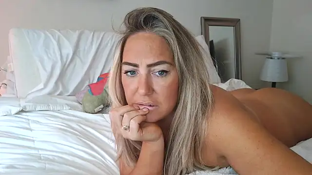 Snapshot of sunshinekisses chatting on 11/04/25, 03:44 sunshinekisses online show from 11/04/25, 03:44