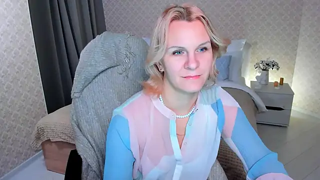 Snapshot of Louisa_Bay chatting on 12/13/24, 07:47 Louisa Bay online show from 12/13/24, 07:47