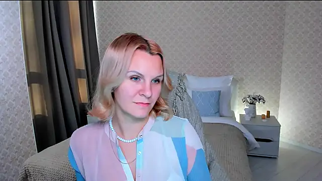 Snapshot of Louisa_Bay chatting on 12/13/24, 11:34 Louisa Bay online show from 12/13/24, 11:34