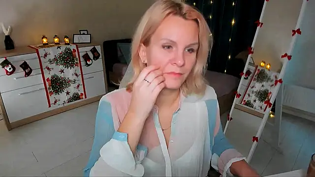 Snapshot of Louisa_Bay chatting on 12/21/24, 07:45 Louisa Bay online show from 12/21/24, 07:45