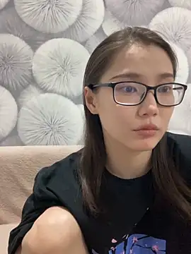 Snapshot of Milka23 chatting on 03/21/25, 04:29 Milka23 online show from 03/21/25, 04:29