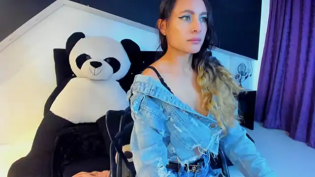 Coral Gibson online show from 02/12/25, 12:44