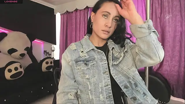 Coral Gibson online show from 12/05/25, 01:20