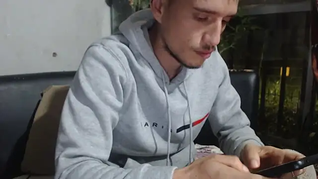 roystonee01 online show from 11/18/25, 06:40