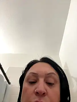 AlyssiaAmoreXO online show from 10/18/25, 09:26