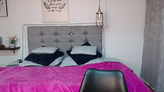 Snapshot of Brown_Pearl chatting on 12/14/24, 06:52 Brown Pearl online show from 12/14/24, 06:52