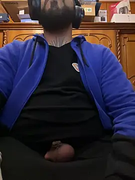 Snapshot of Dikkiduohottt chatting on 12/21/24, 01:47 Dikkiduohottt online show from 12/21/24, 01:47