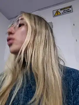 Snapshot of Scarlett_Khan chatting on 02/22/25, 06:06 Scarlett Khan online show from 02/22/25, 06:06