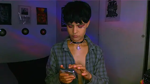 Snapshot of alex_one888 chatting on 11/22/25, 11:04 alex one888 online show from 11/22/25, 11:04