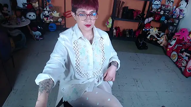 Snapshot of MissMiia2 chatting on 06/18/26, 10:19 MissMiia2 online show from 06/18/26, 10:19