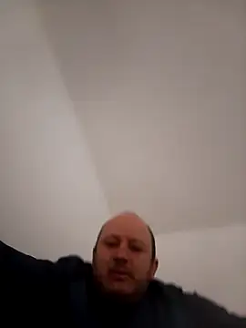 Snapshot of gato- chatting on 03/06/26, 01:51 gato- online show from 03/06/26, 01:51