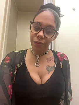 Snapshot of Princess_Desirae chatting on 04/10/26, 04:50 Princess Desirae online show from 04/10/26, 04:50