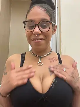 Snapshot of Princess_Desirae chatting on 04/16/26, 03:18 Princess Desirae online show from 04/16/26, 03:18