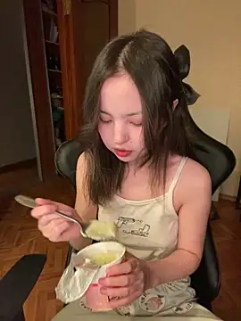 Snapshot of lalallalalaa- chatting on 02/02/25, 10:24 lalallalalaa- online show from 02/02/25, 10:24