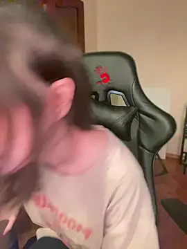 Snapshot of lalallalalaa- chatting on 02/06/25, 02:00 lalallalalaa- online show from 02/06/25, 02:00