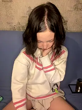 Snapshot of lalallalalaa- chatting on 11/18/25, 01:04 lalallalalaa- online show from 11/18/25, 01:04