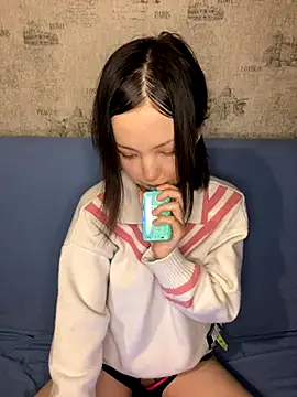 Snapshot of lalallalalaa- chatting on 11/21/25, 03:44 lalallalalaa- online show from 11/21/25, 03:44