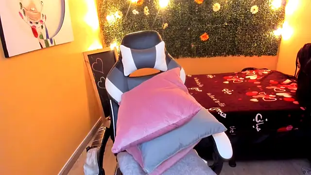 Snapshot of Tiffany_sander chatting on 02/05/25, 03:34 Tiffany sander online show from 02/05/25, 03:34