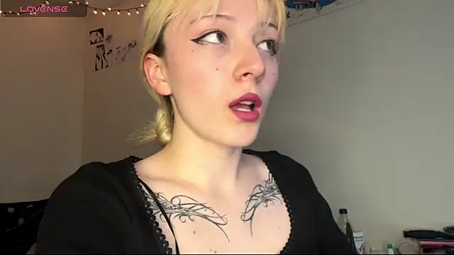 Snapshot of Cloe_five chatting on 10/16/25, 11:39 Cloe five online show from 10/16/25, 11:39