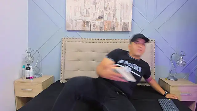 Snapshot of Vale_n_Matt chatting on 09/19/25, 03:30 Vale n Matt online show from 09/19/25, 03:30