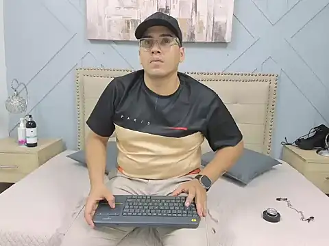 Snapshot of Vale_n_Matt chatting on 09/21/25, 03:41 Vale n Matt online show from 09/21/25, 03:41