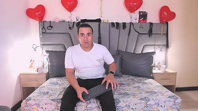 Snapshot of Vale_n_Matt chatting on 11/14/25, 03:38 Vale n Matt online show from 11/14/25, 03:38