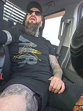 Snapshot of Beardedtattood chatting on 06/11/26, 10:24 Beardedtattood online show from 06/11/26, 10:24