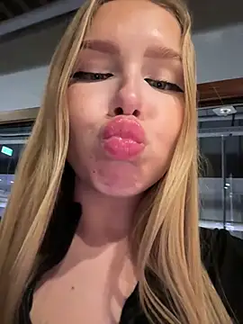 Snapshot of mur_girl chatting on 12/03/24, 01:54 mur girl online show from 12/03/24, 01:54