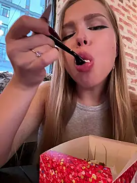 Snapshot of mur_girl chatting on 12/08/24, 12:08 mur girl online show from 12/08/24, 12:08