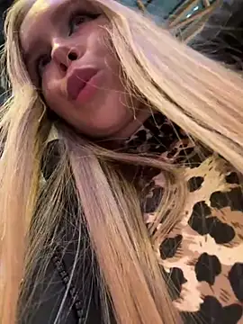 Snapshot of mur_girl chatting on 01/08/25, 01:52 mur girl online show from 01/08/25, 01:52