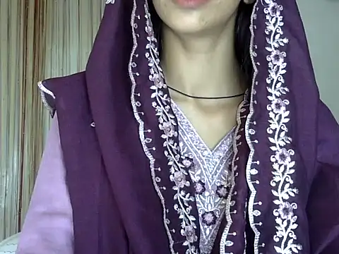 MAAYRA 09 online show from 09/28/25, 10:42