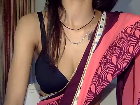 MAAYRA 09 online show from 10/30/25, 09:44