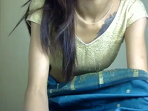 MAAYRA 09 online show from 04/11/26, 09:02