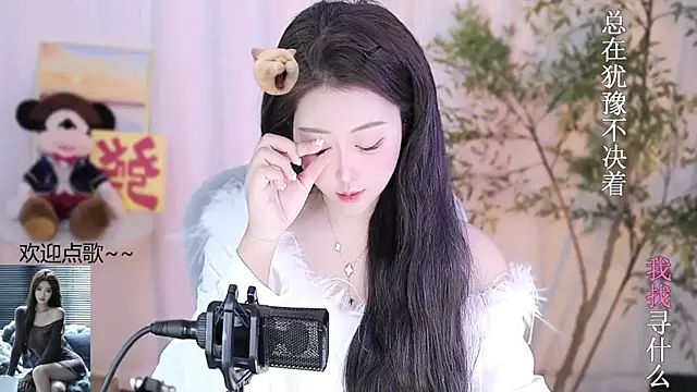 Snapshot of Arwyn-rr chatting on 02/20/25, 12:57 Arwyn-rr online show from 02/20/25, 12:57