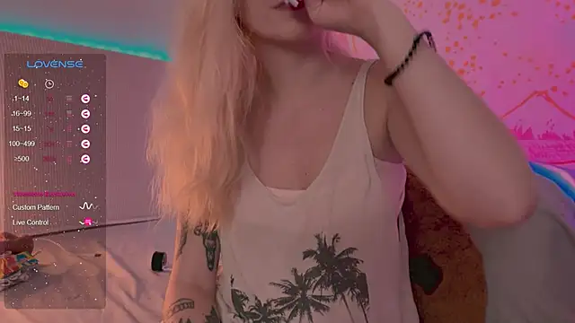 Snapshot of h2h0e chatting on 01/23/25, 07:18 h2h0e online show from 01/23/25, 07:18