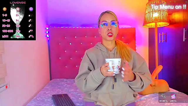 Snapshot of _sexybunny_ chatting on 10/03/25, 04:09 sexybunny online show from 10/03/25, 04:09