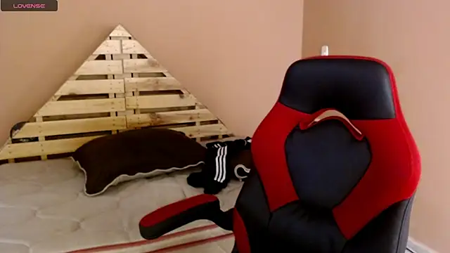 karlgiles  online show from 03/05/25, 06:23