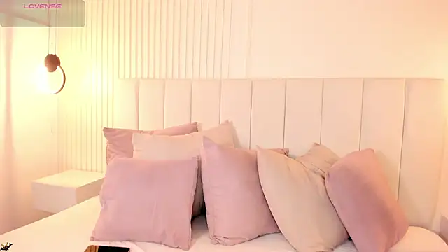 Snapshot of natali_henao chatting on 11/25/25, 09:59 natali henao online show from 11/25/25, 09:59