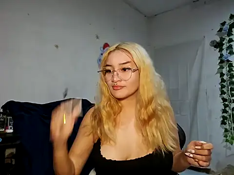 Snapshot of sadnessgyall chatting on 01/04/25, 07:03 sadnessgyall online show from 01/04/25, 07:03