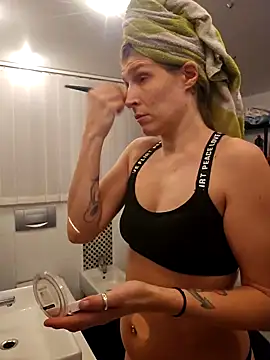 Snapshot of Lenchen_ chatting on 02/24/25, 08:03 Lenchen online show from 02/24/25, 08:03