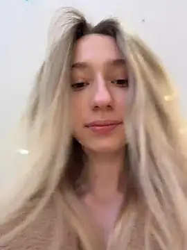 Lia  Love online show from 12/22/25, 01:19