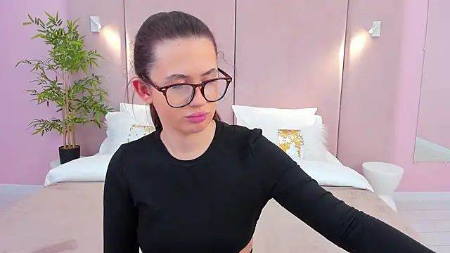 milaleoneli online show from 02/03/25, 12:36