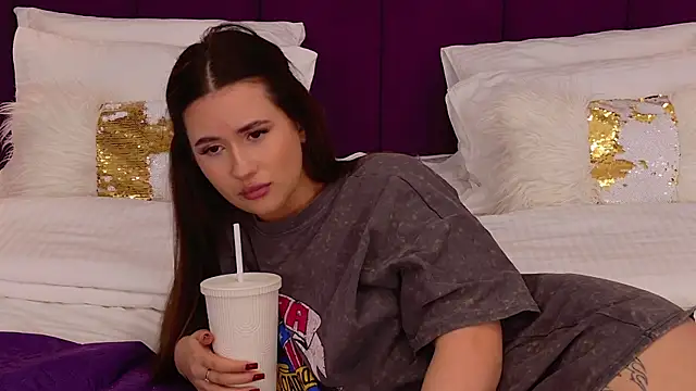 milaleoneli online show from 03/17/25, 06:32