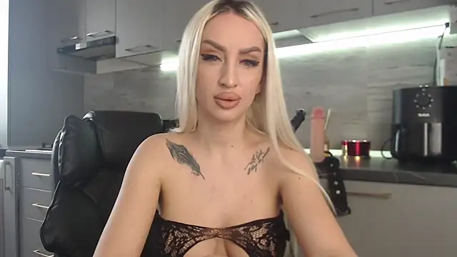 Snapshot of queenzoora chatting on 02/26/26, 10:36 queenzoora online show from 02/26/26, 10:36