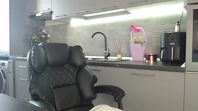 queenzoora online show from 03/13/26, 12:12