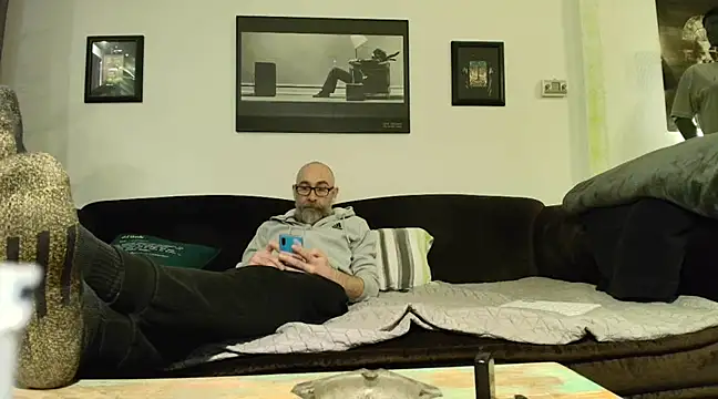 Snapshot of Kingsscepter chatting on 02/19/25, 06:00 Kingsscepter online show from 02/19/25, 06:00