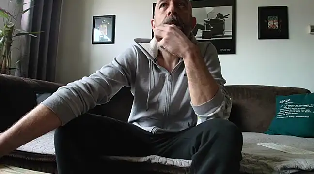 Snapshot of Kingsscepter chatting on 02/22/25, 01:35 Kingsscepter online show from 02/22/25, 01:35