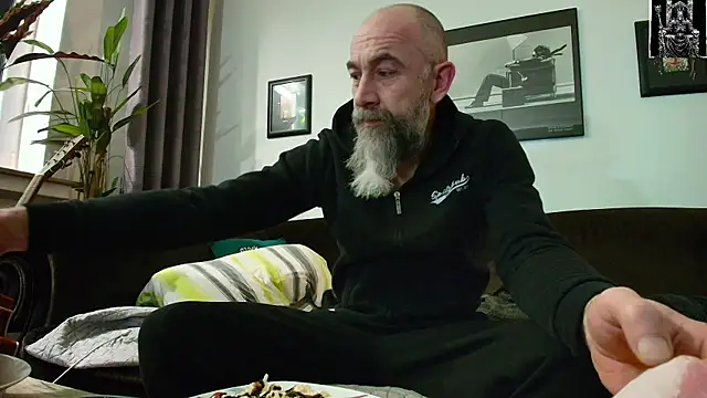 Snapshot of Kingsscepter chatting on 02/24/25, 08:47 Kingsscepter online show from 02/24/25, 08:47