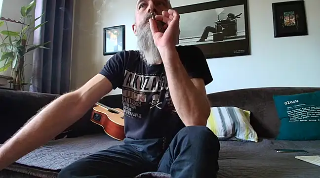 Snapshot of Kingsscepter chatting on 02/27/25, 01:38 Kingsscepter online show from 02/27/25, 01:38